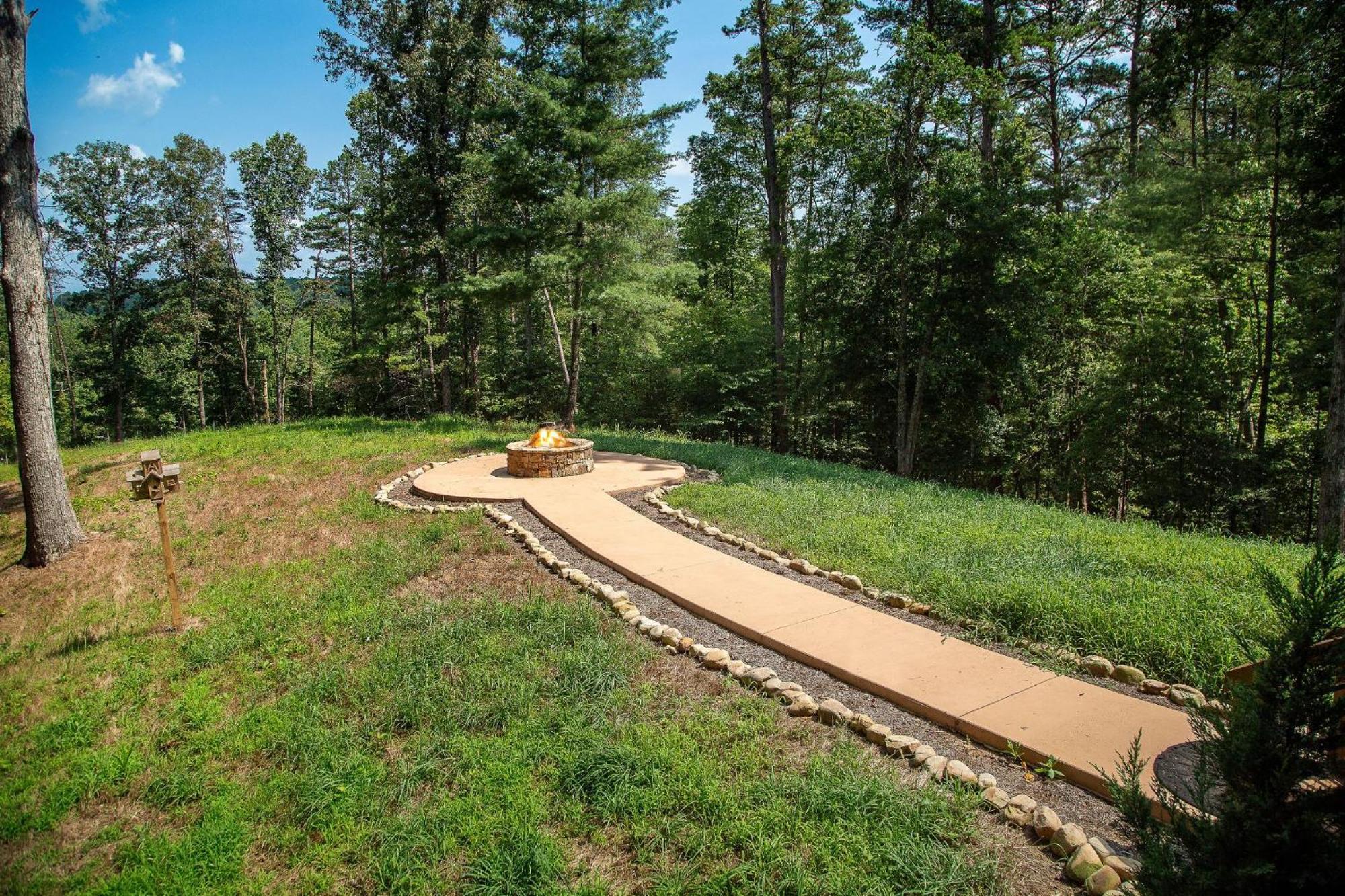 Adore The Smores Rustic Mountain Charm Outdoor Spaces And A Cozy Hot Tub Блу-Ридж Экстерьер фото